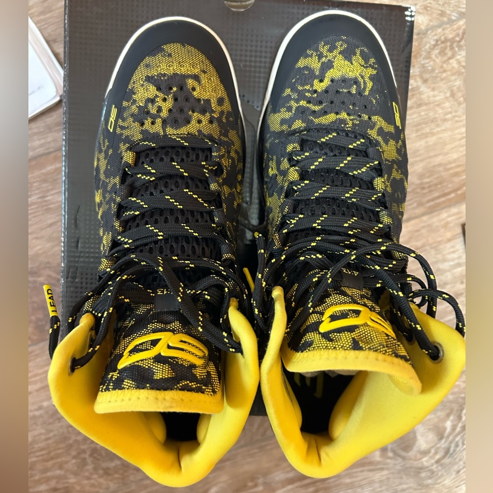 Under Armour Curry One Size 9.5 rarely worn